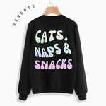 Buntes Sweatshirt mit Katzen, Nickerchen und Snacks